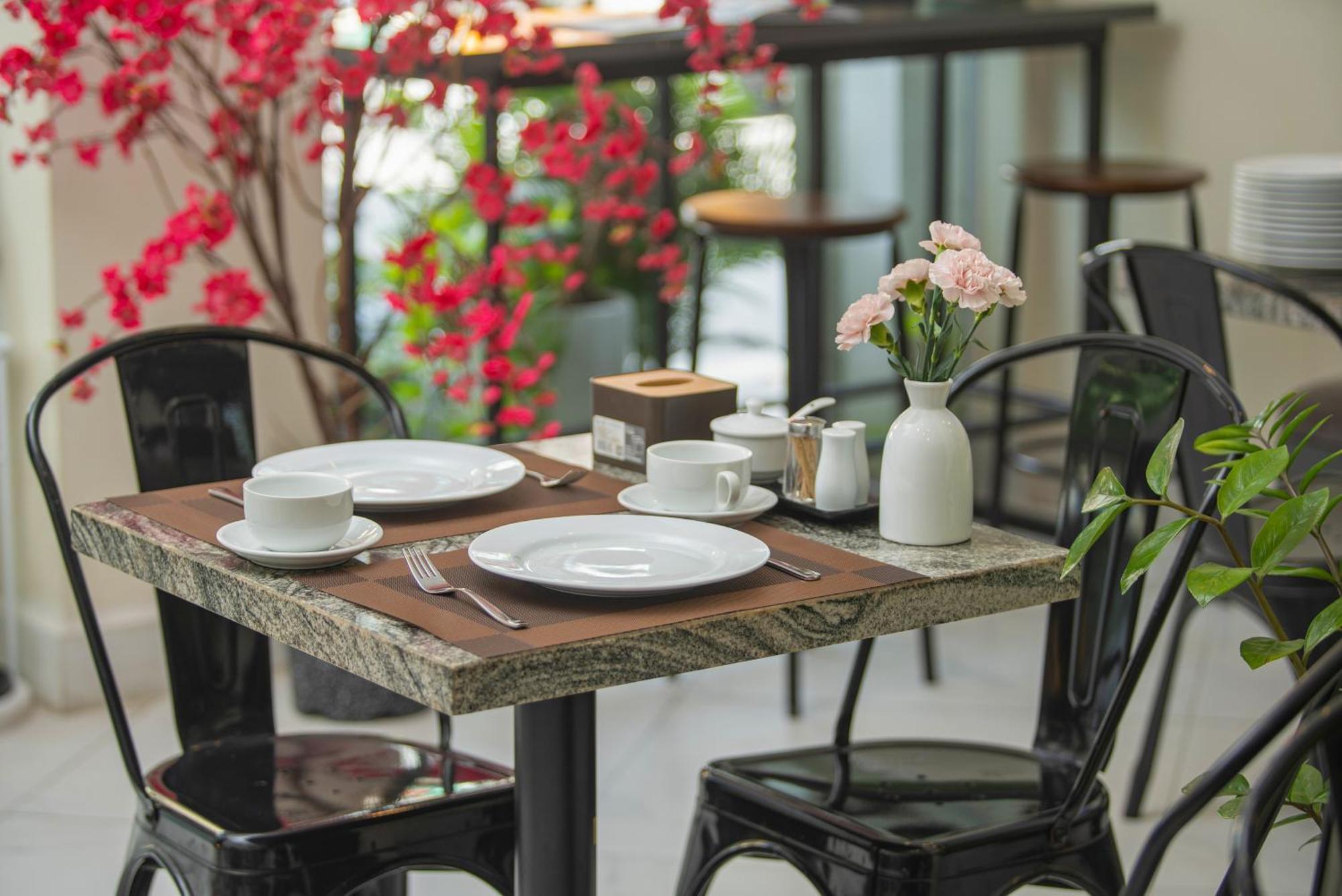 Queen Cafe Hotel & Pub, Hanoi